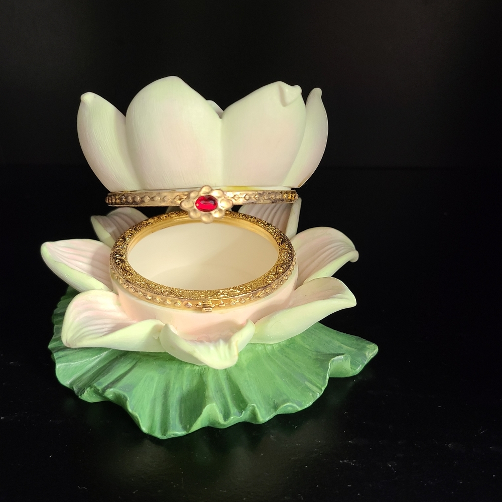 Avon Vintage Water Lily Lotus Floral Lidded Trinket Box With Gold Accents - Picture 6 of 8